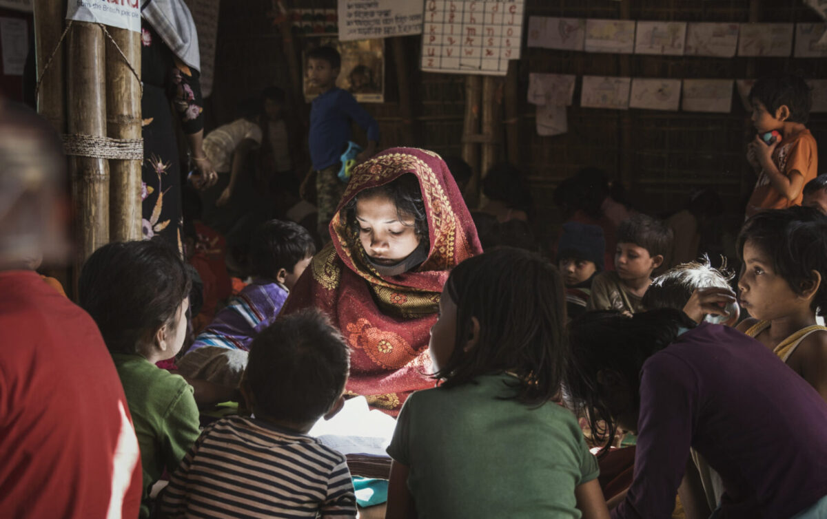 maestra con bambini rohingya